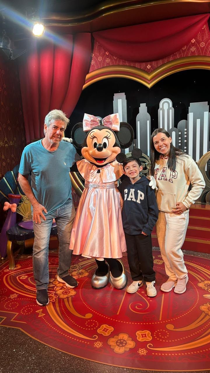 Família em encontro especial com a Minnie
