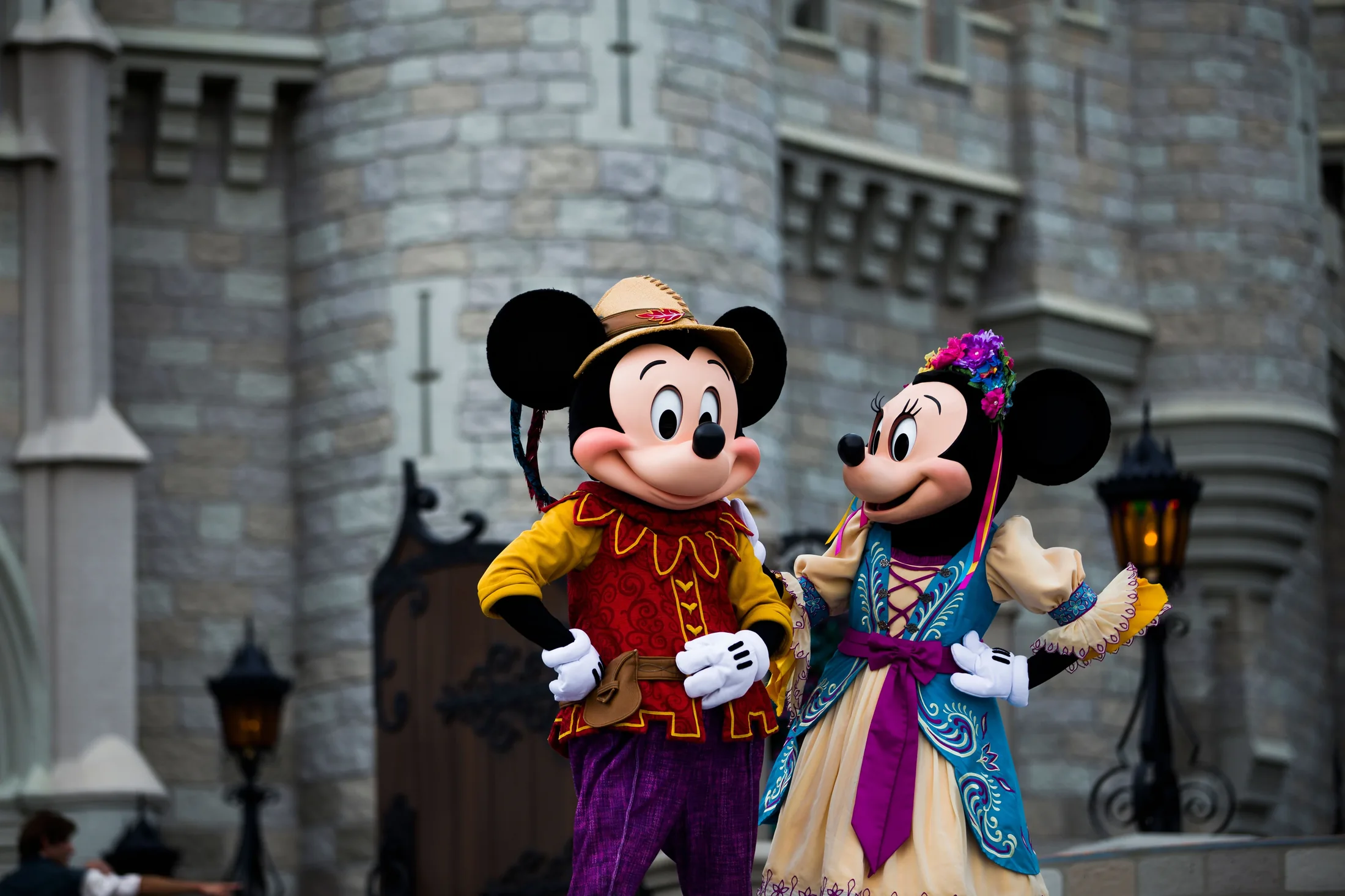 Mickey e Minnie em frente ao castelo